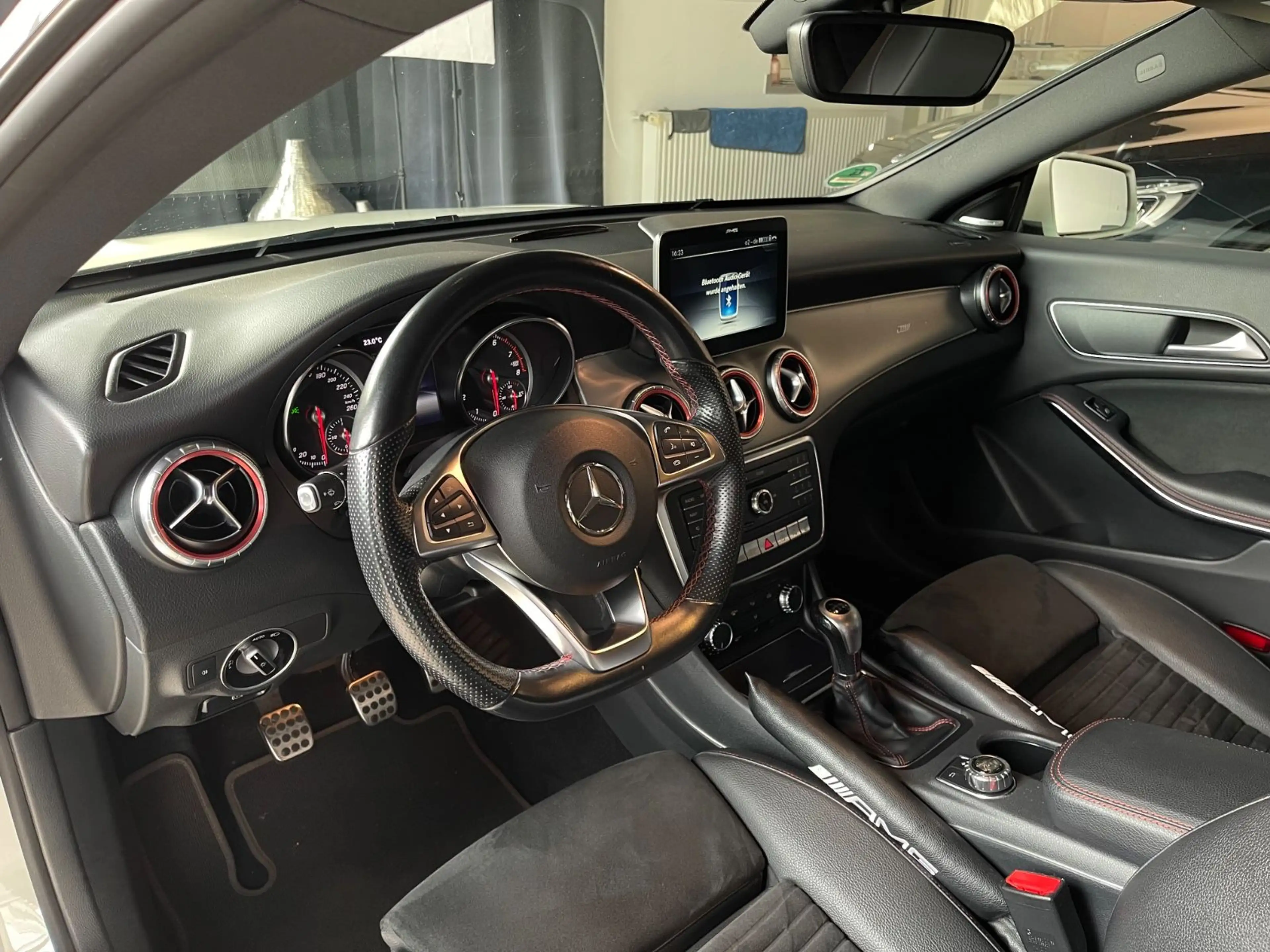 Mercedes-Benz CLA 180 AMG "45 AMG Optik" Pano — photo 6