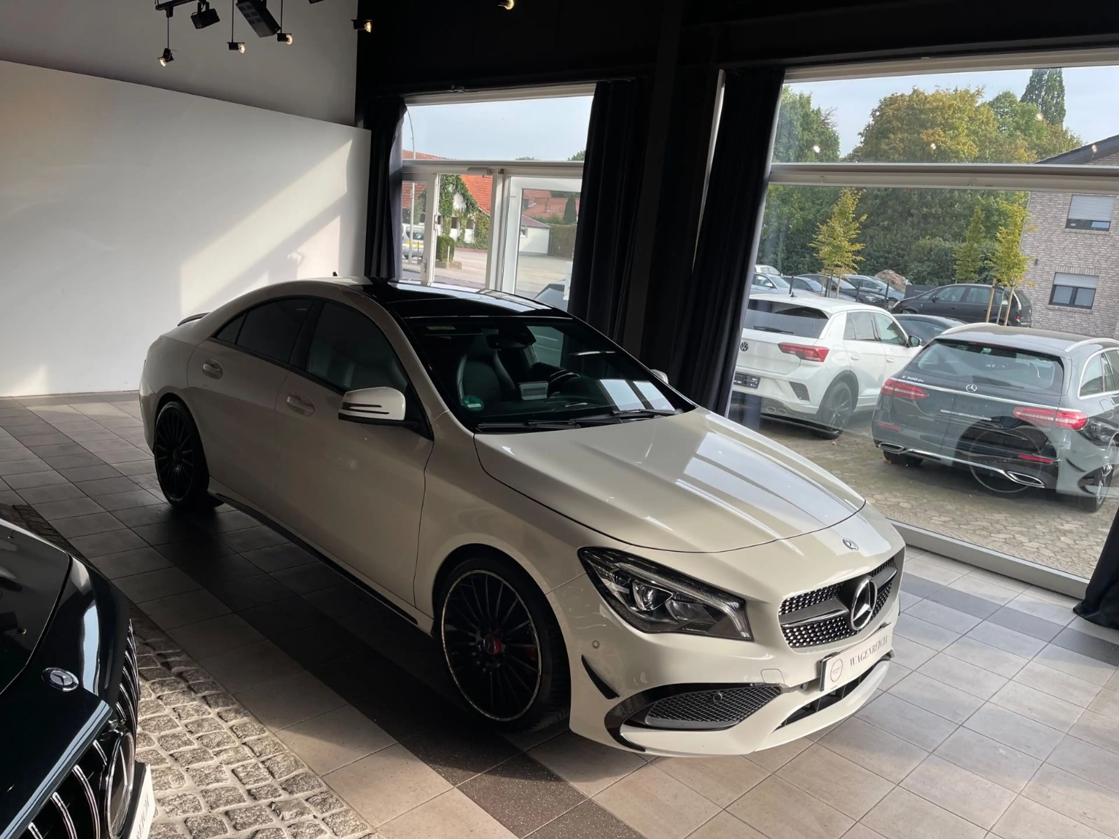 Mercedes-Benz CLA 180 AMG "45 AMG Optik" Pano — photo 3