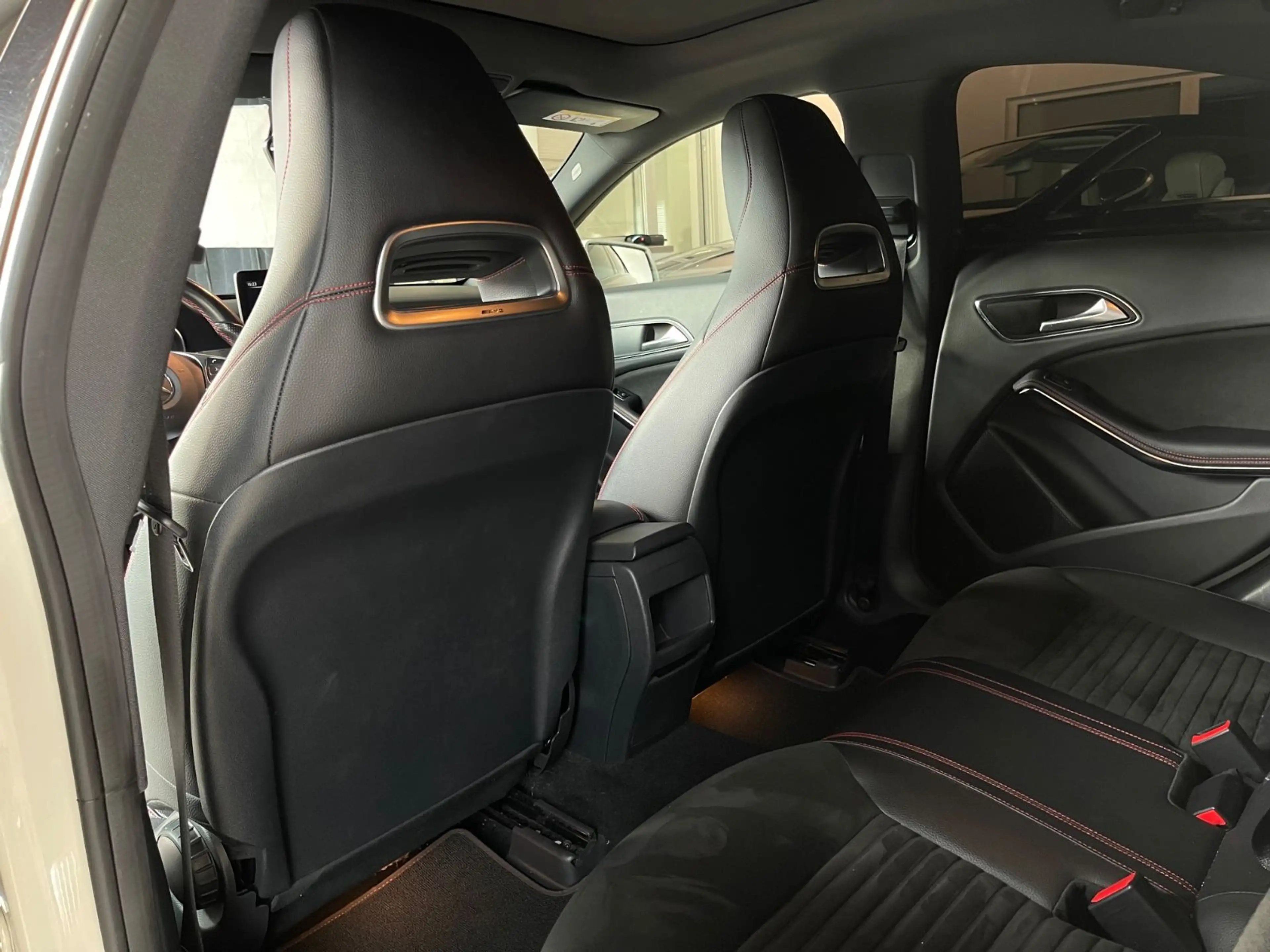 Mercedes-Benz CLA 180 AMG "45 AMG Optik" Pano — photo 8