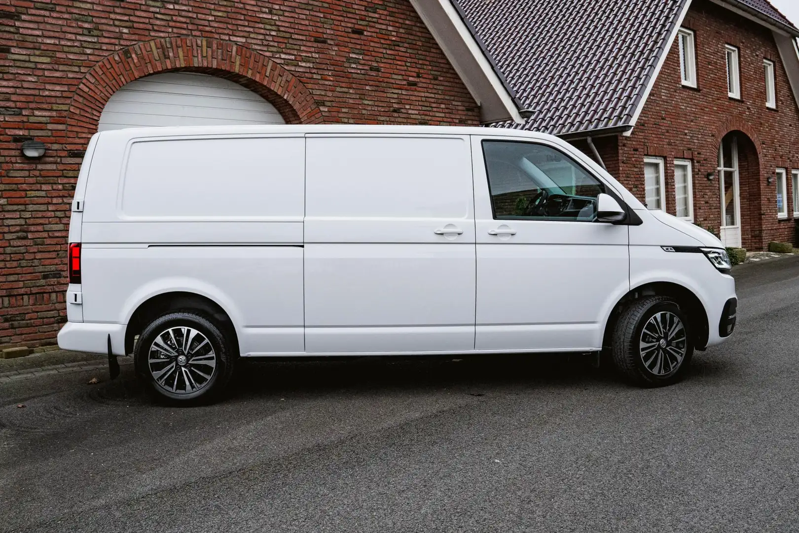Volkswagen T6.1 Transporter 2.0 TDI 150 PK DSG L2H1 BULLI A-deuren ACC | NAVI Wit - 2