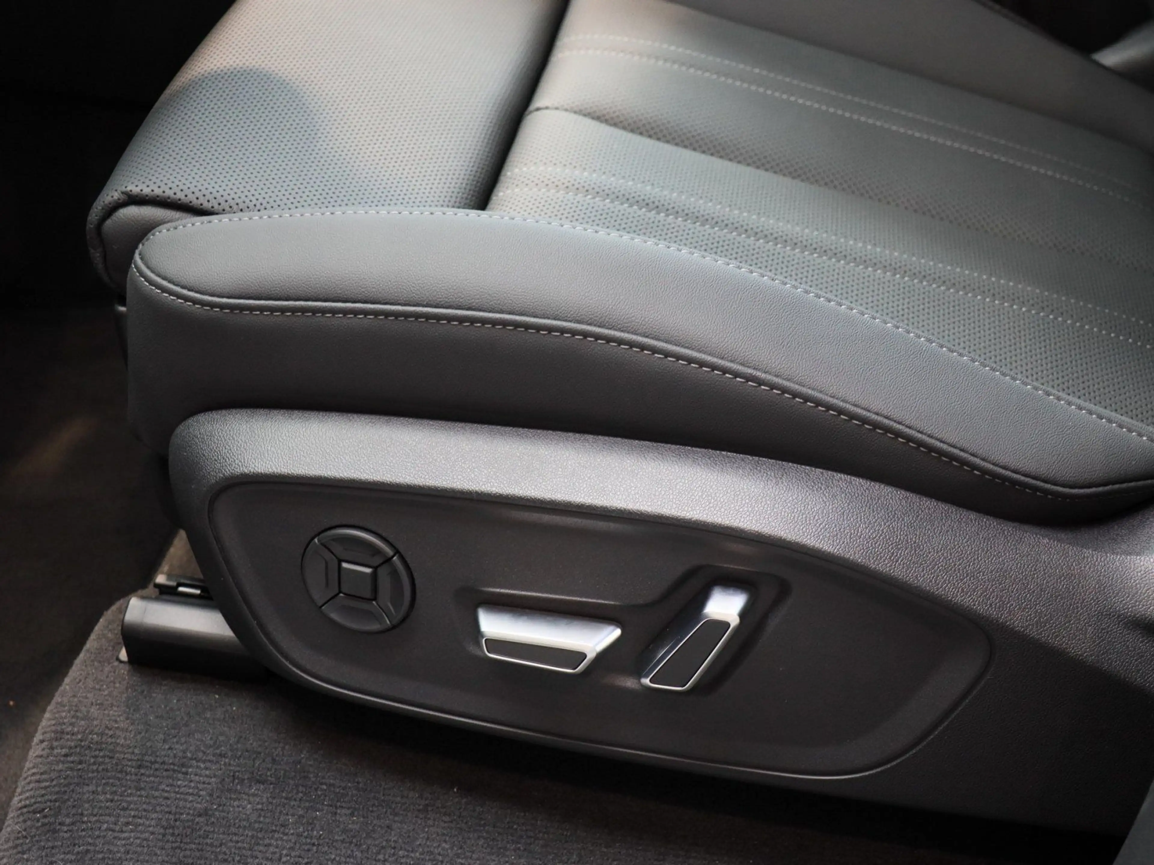 Audi Q7 SUV TDI quattro 220 kW tiptronic — photo 14