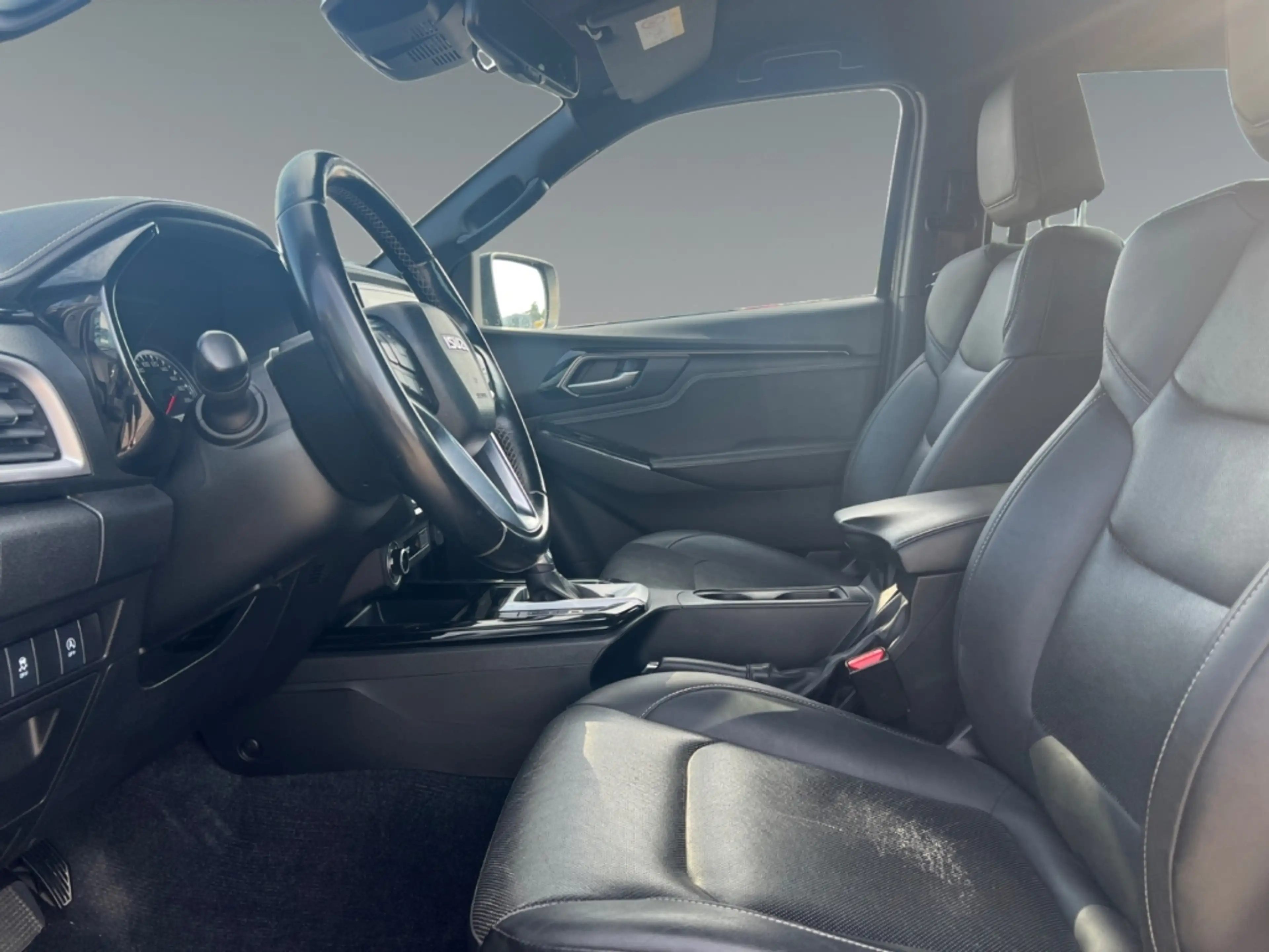 Isuzu D-Max Double Cab 4WD V-Cross — photo 10