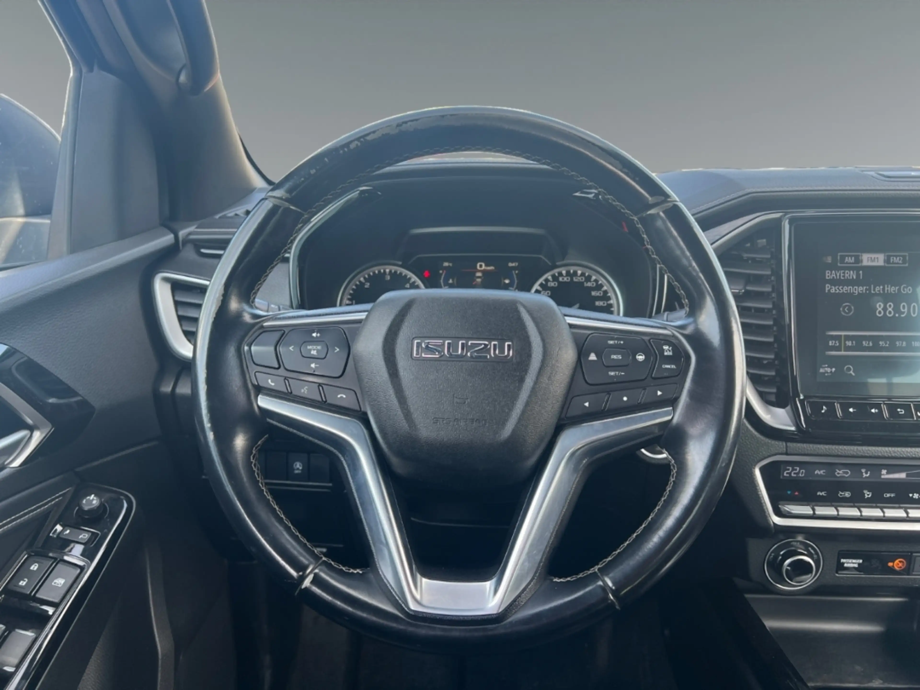 Isuzu D-Max Double Cab 4WD V-Cross — photo 3