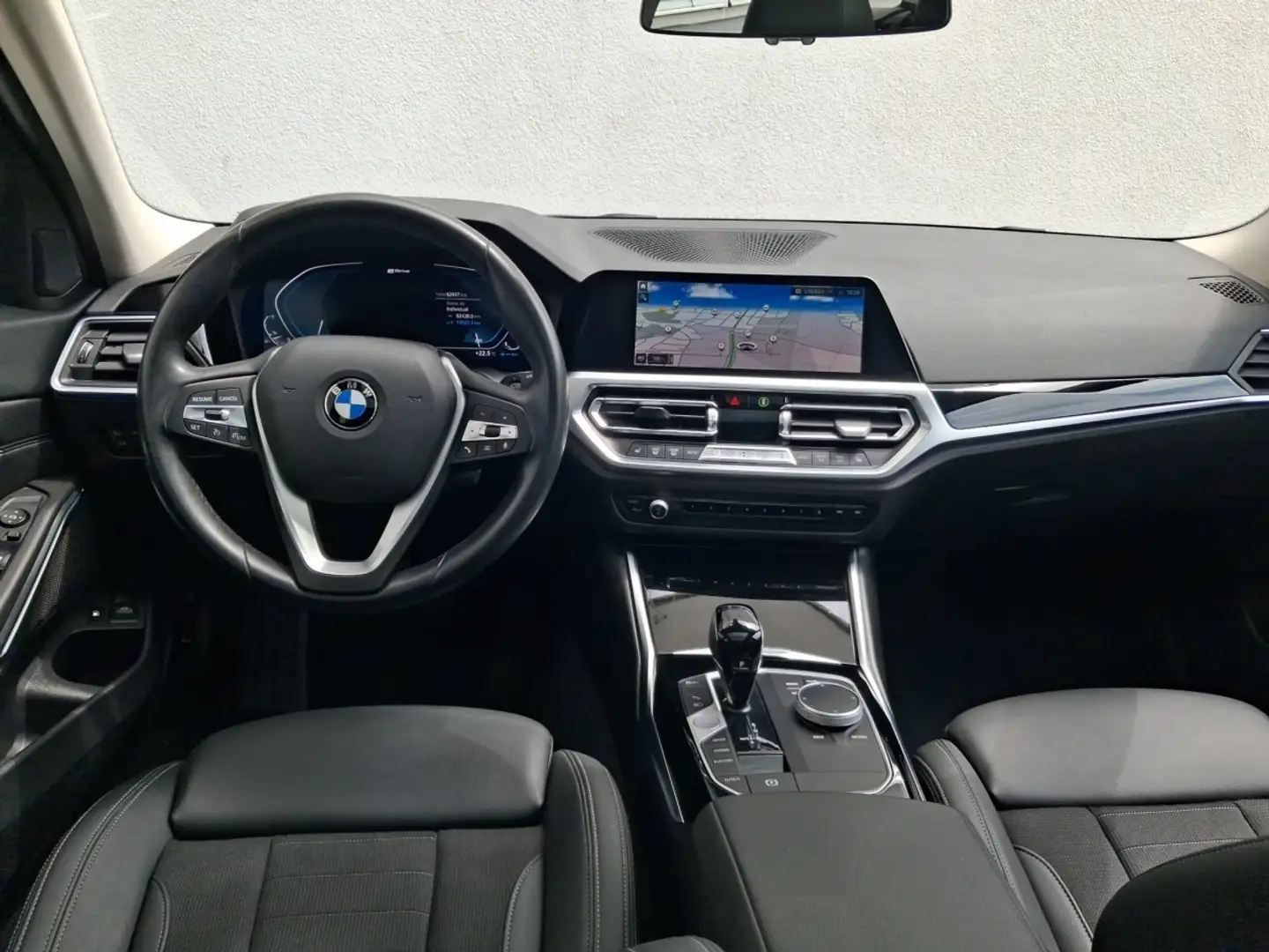 BMW 330 e xDrive Touring Schwarz - 2