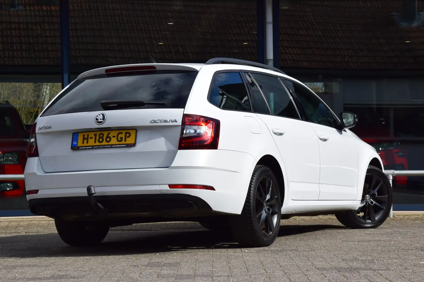 Skoda Octavia Combi 1.5 TSI Greentech Sport Business DSG Automaa Wit - 2