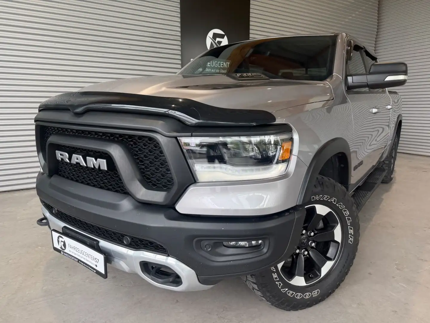 Dodge RAM 1500 Rebel 4x4 Crew Cab 5.7L/ALPINE/RFK Silber - 1