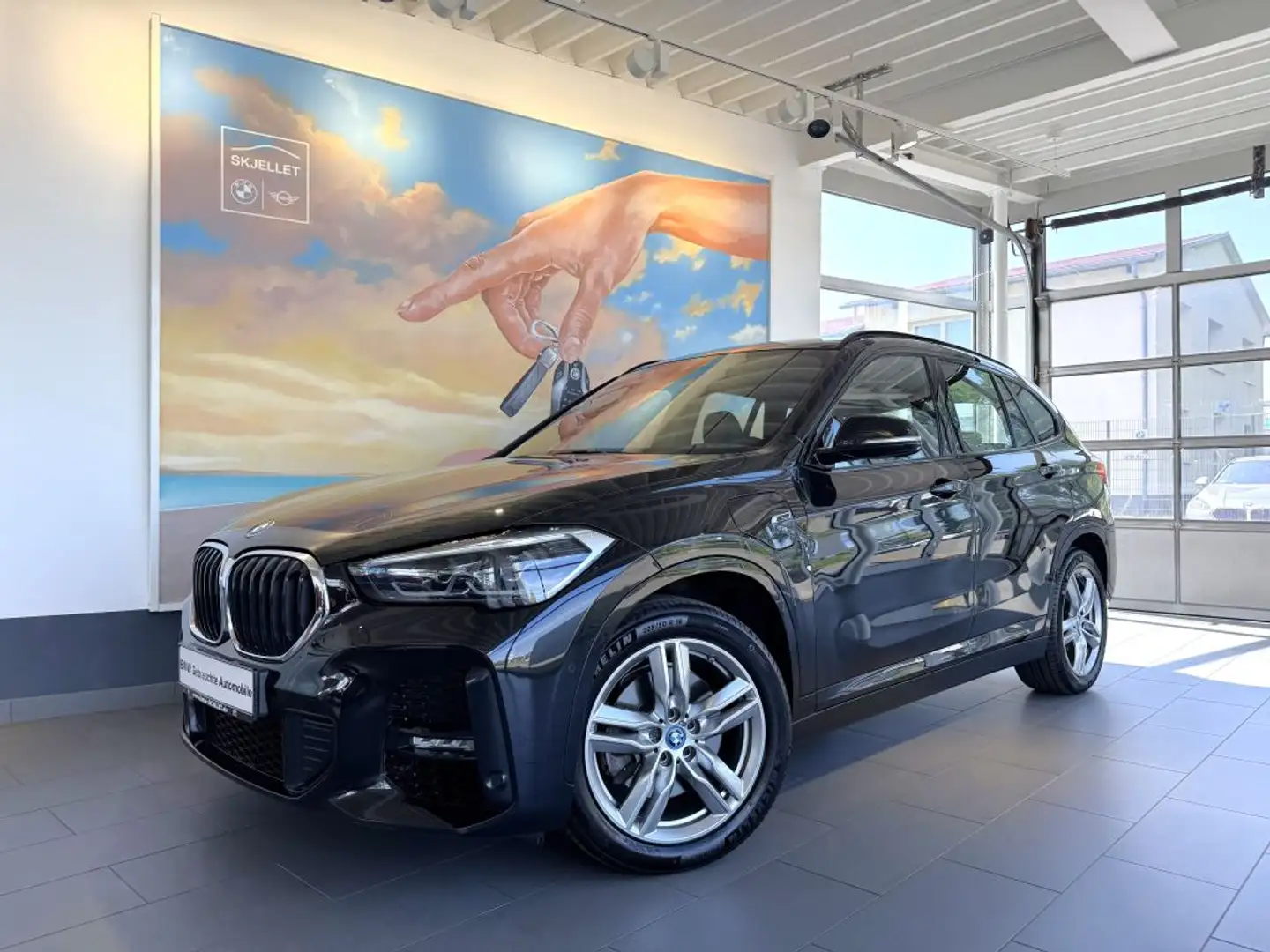 BMW X1 xDr.25e M SPORT ACC+LED+AHK+DAB+SPUR+NAVI+18* Noir - 1