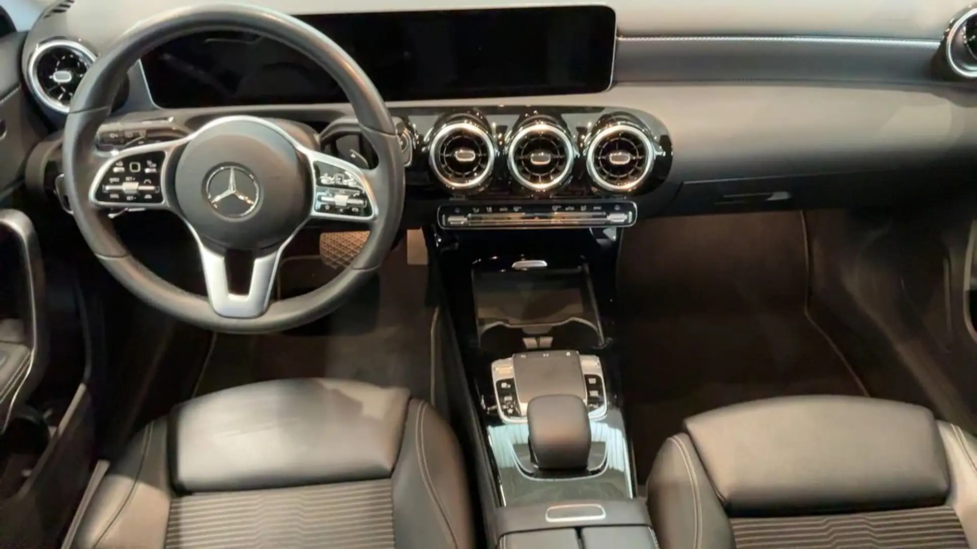 Mercedes-Benz A 180 A 180 d 7G-DCT Rot - 2