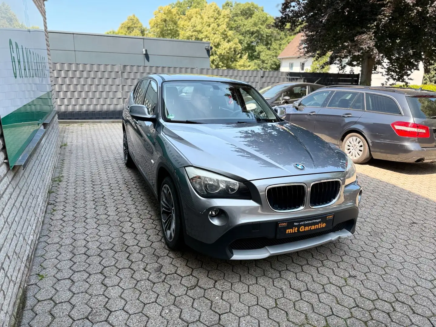 BMW X1 Baureihe X1 18 i sDrive Grau - 2