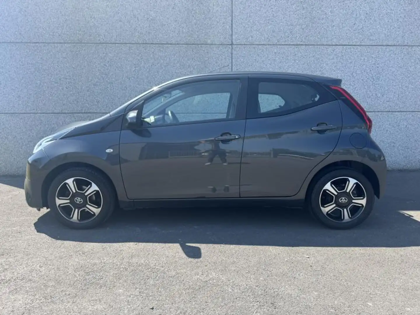 Toyota Aygo 1.0 VVT-i Multi Mode x-play Grijs - 2