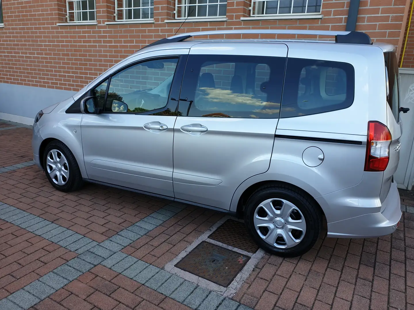 Ford Tourneo Courier Sport Argento - 1