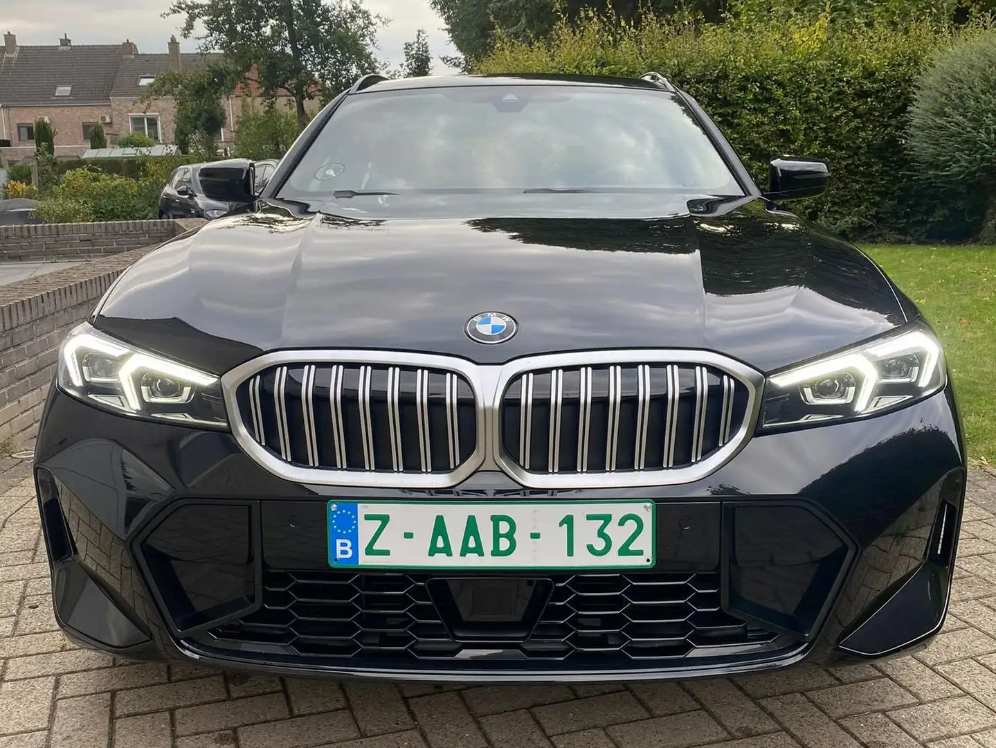 BMW 330 330i Touring xDrive Aut. Zwart - 2