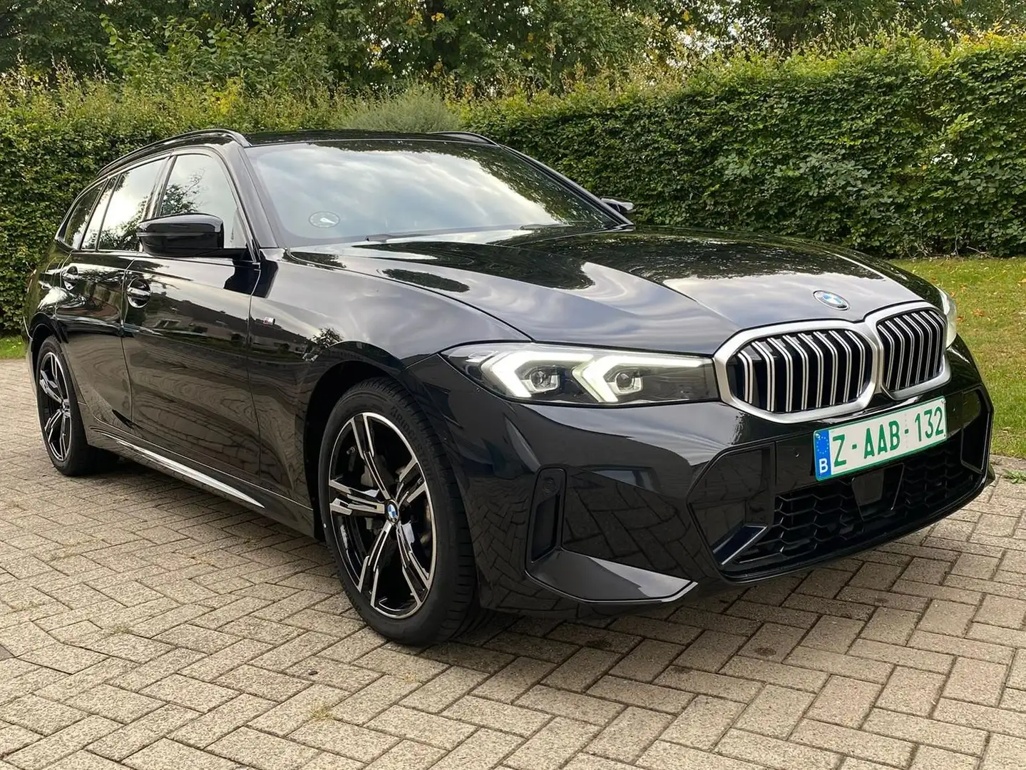 BMW 330 330i Touring xDrive Aut. Zwart - 1