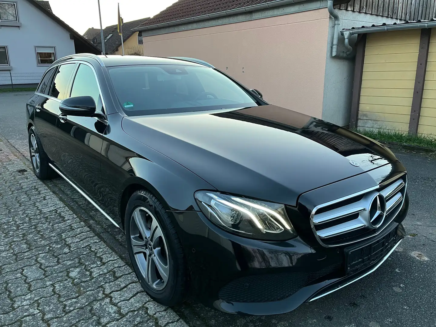 Mercedes-Benz E 220 d E -Klasse T-Modell (BM 213)Automatik, LED, Klima Noir - 2