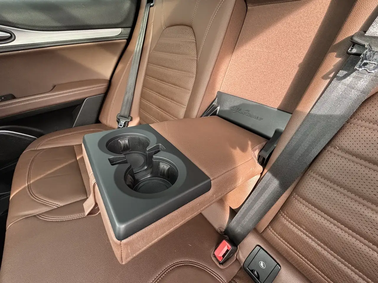 Alfa Romeo Stelvio снимка Alfa Romeo Stelvio