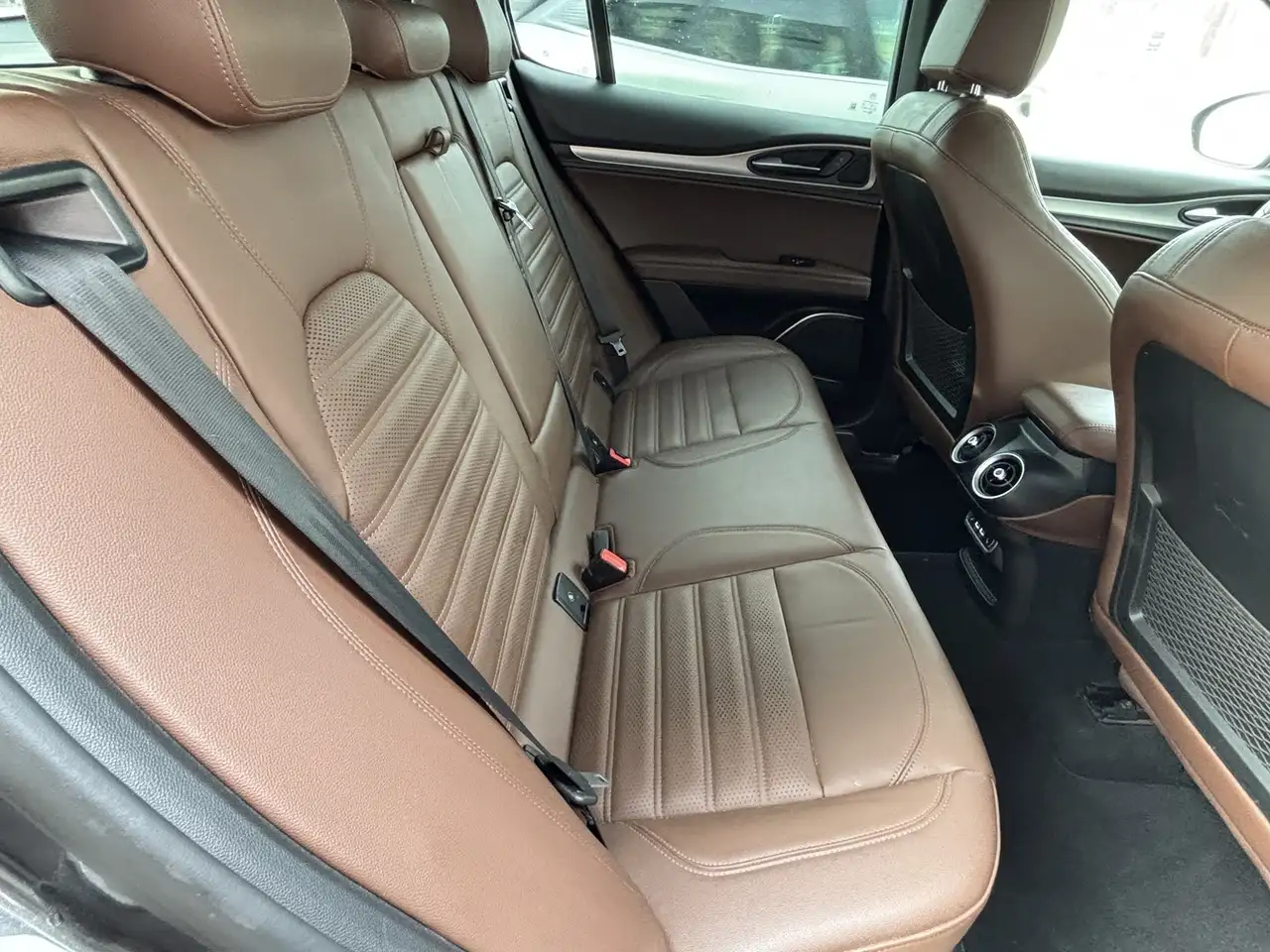 Alfa Romeo Stelvio снимка Alfa Romeo Stelvio