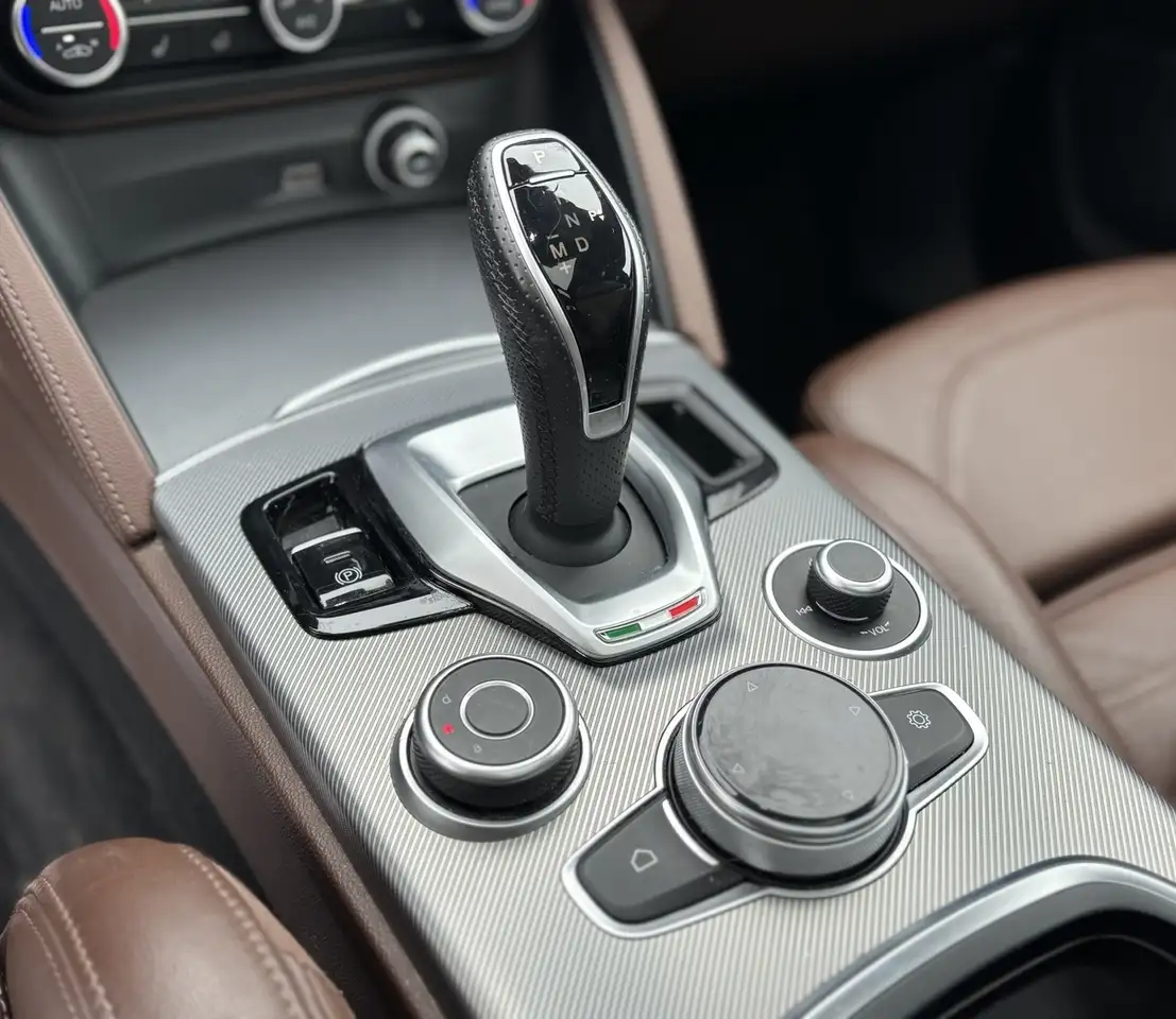 Alfa Romeo Stelvio снимка Alfa Romeo Stelvio