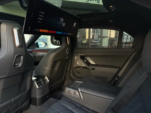 BMW 7 Series view 8