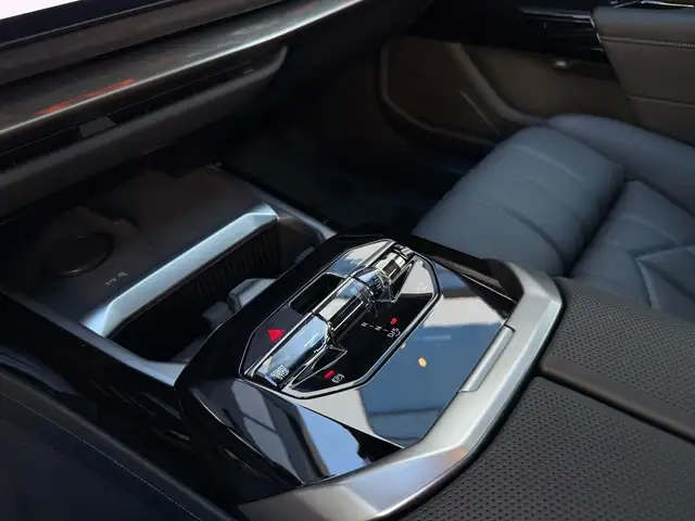 BMW 7 Series view 15