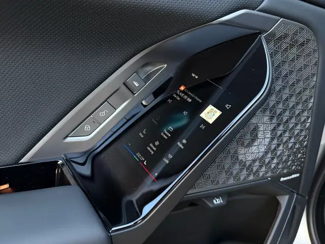 BMW 7 Series view 9