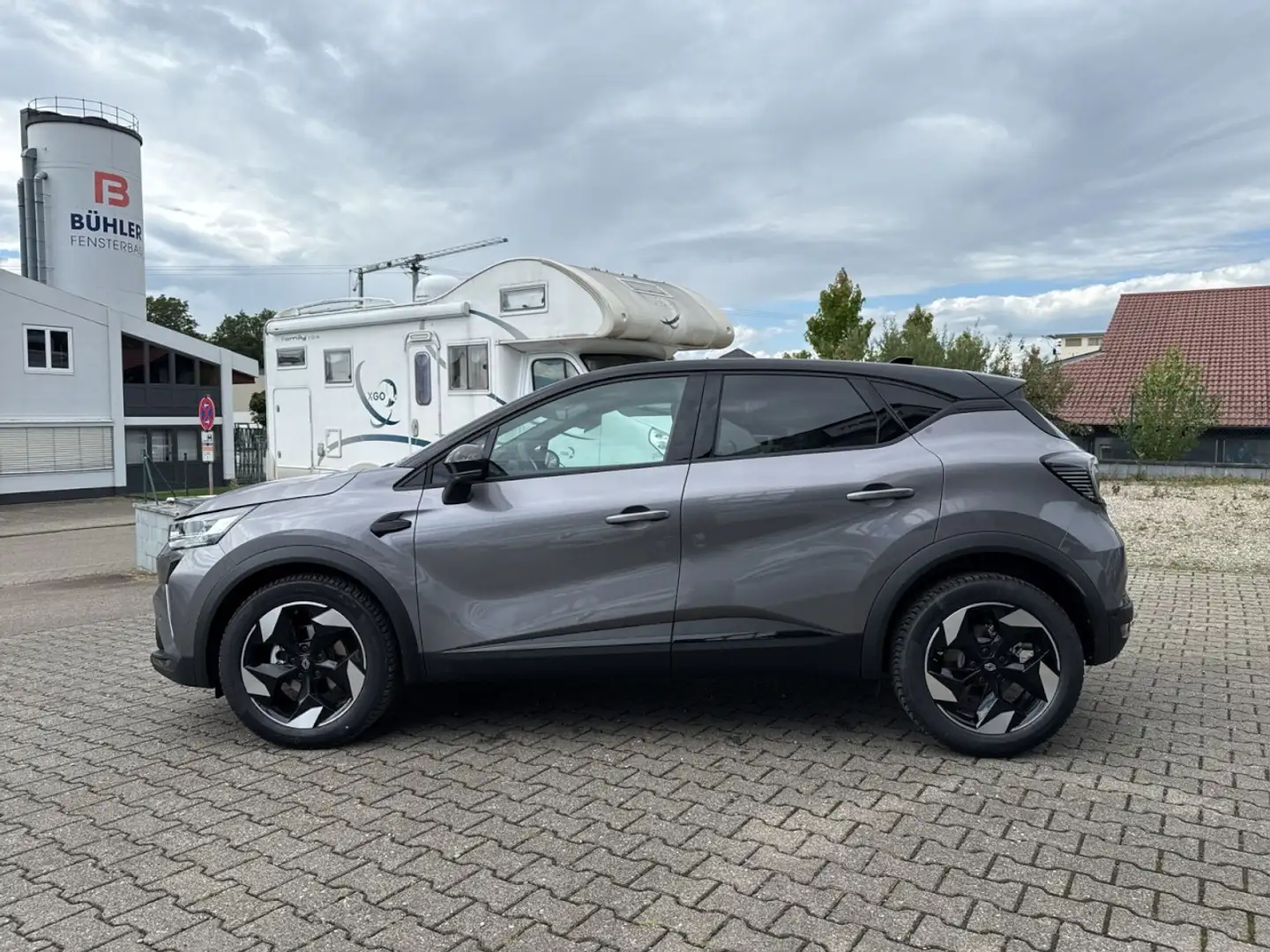 Renault Captur II Techno Mild Hybrid 160 EDC Klima Einparkhilfe Schwarz - 2