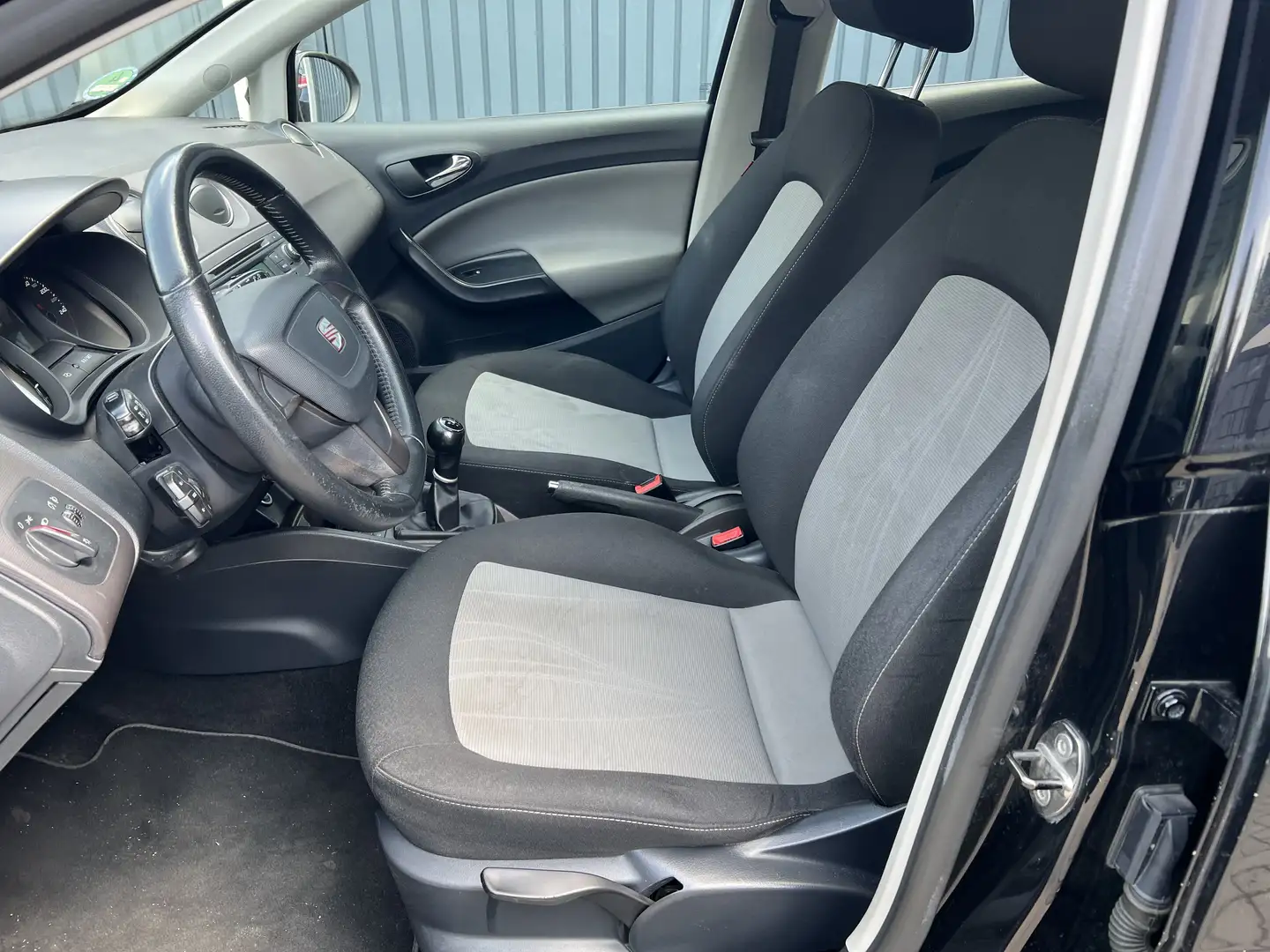 SEAT Ibiza 1.2 TSI PDC hinten Klimaautomatik Allwetterreifen Schwarz - 2