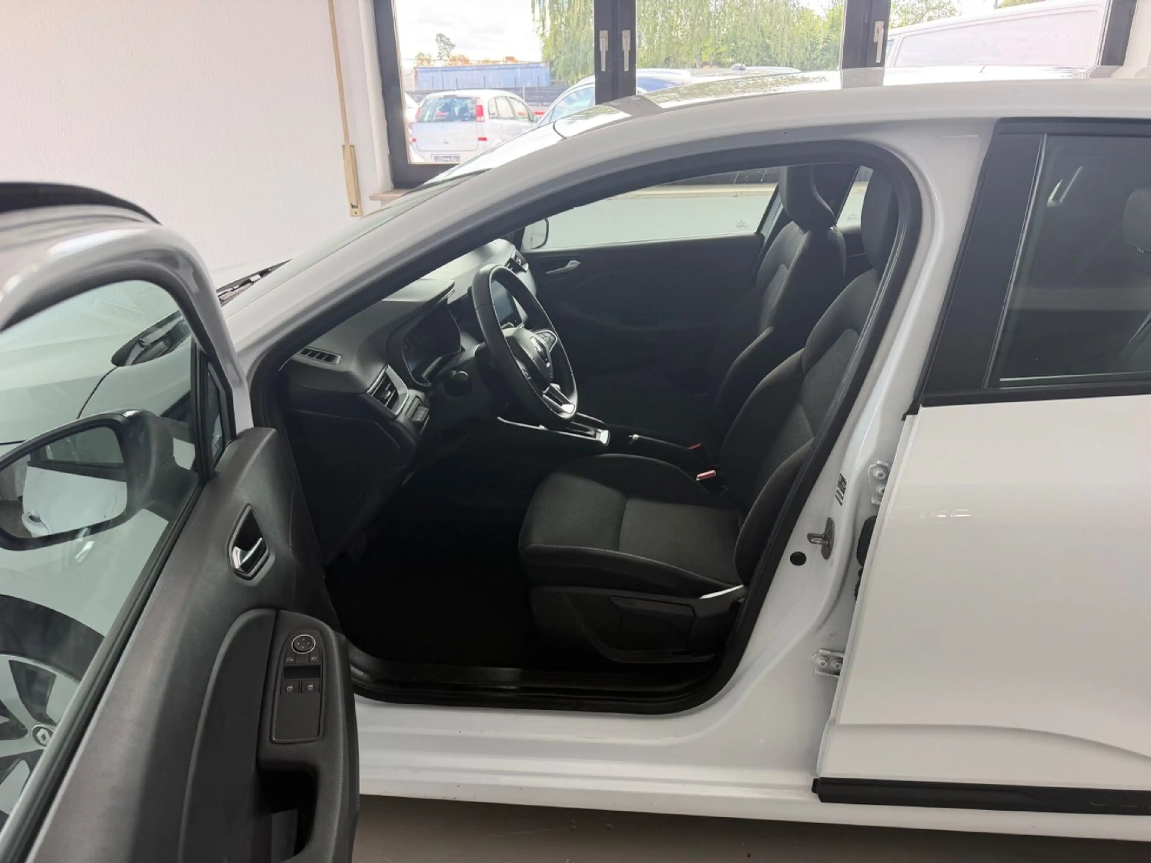 Renault Clio E-TECH Hybrid quilibre LED — photo 7