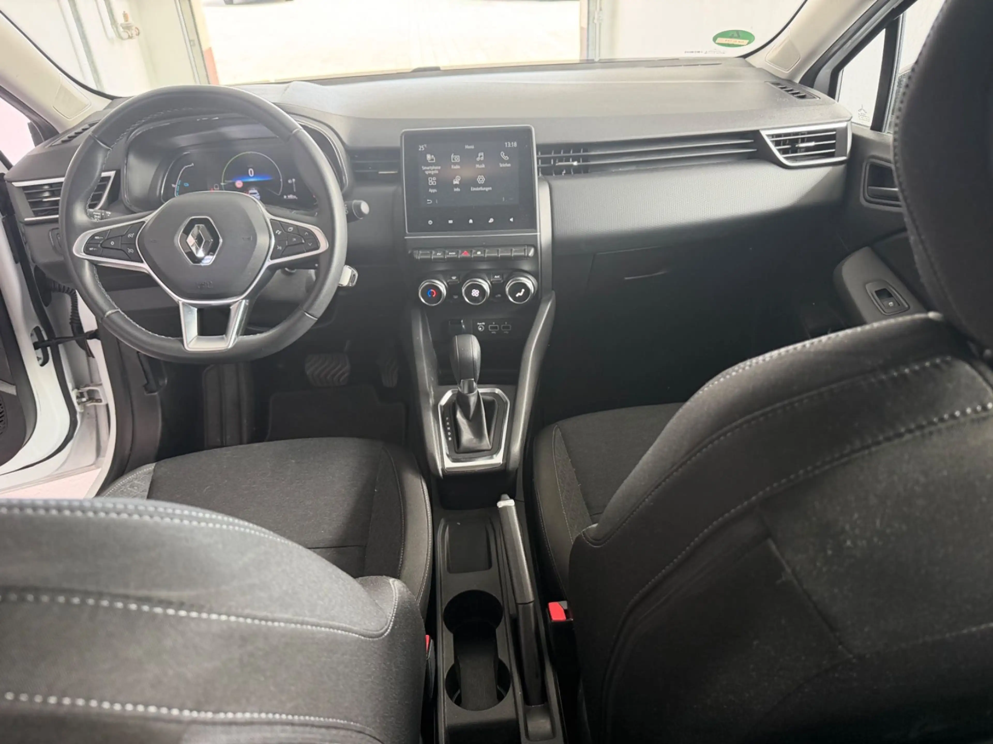 Renault Clio E-TECH Hybrid quilibre LED — photo 6