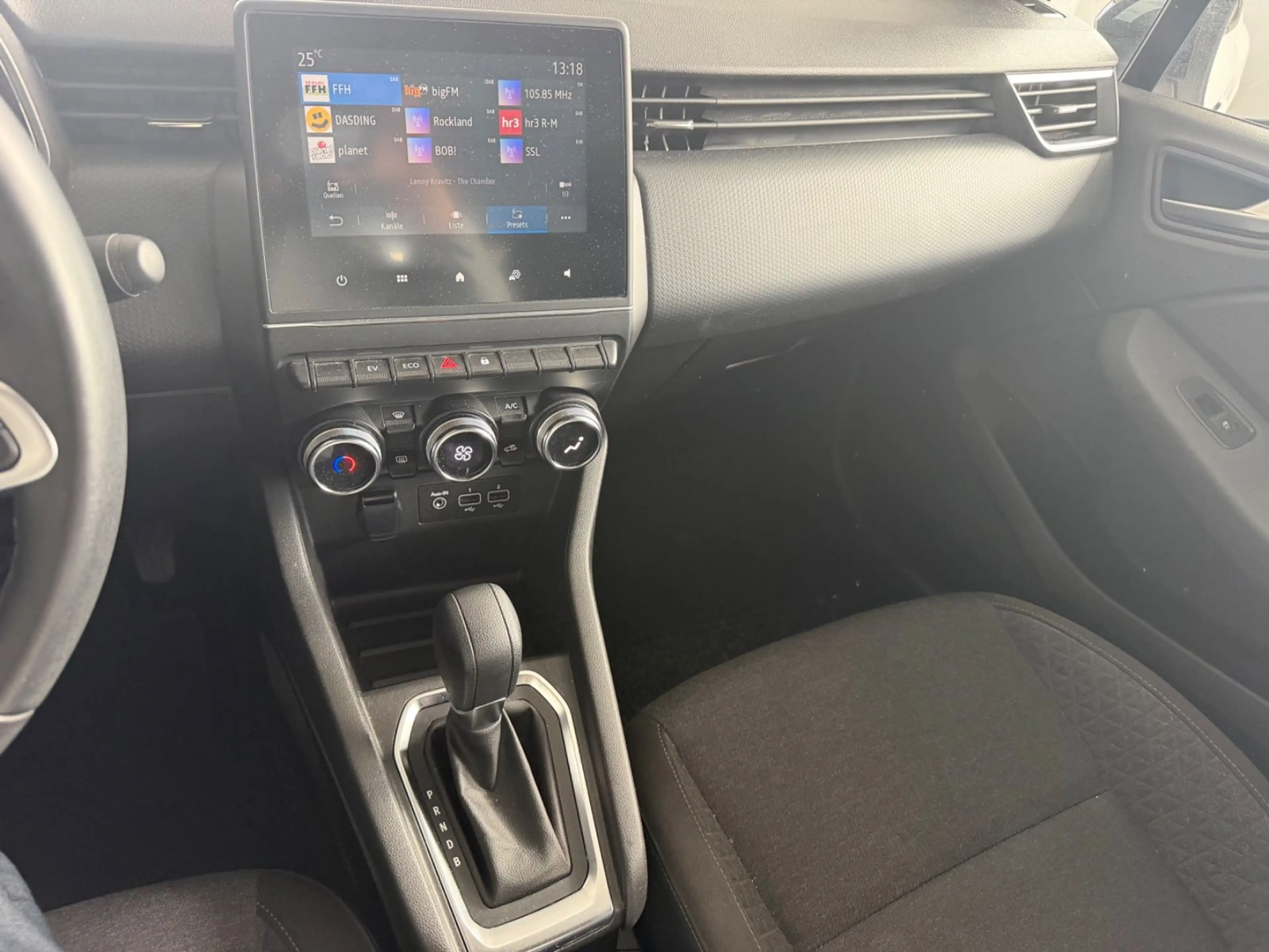 Renault Clio E-TECH Hybrid quilibre LED — photo 9