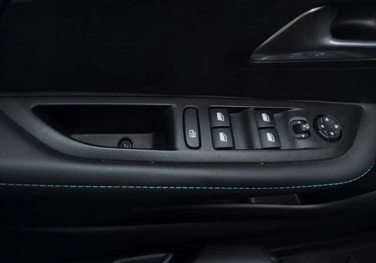 Peugeot 208 208 — photo 22