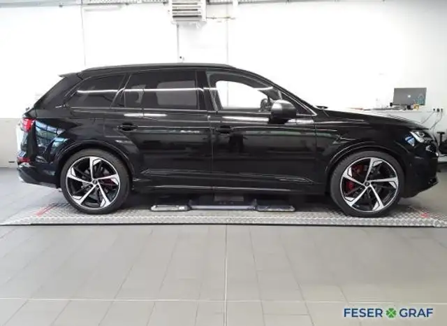 Audi SQ7 view 5