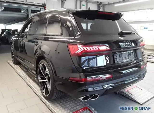 Audi SQ7 view 4