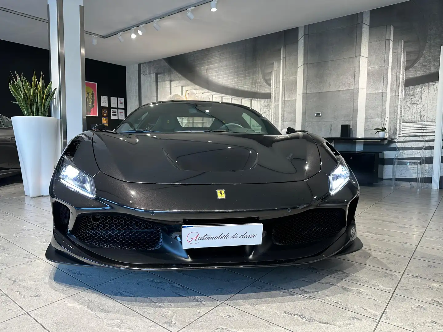 Ferrari F8 Tributo F8 Tributo Coupe 3.9-SOLLEVATORE-CARBON-NAZIONALE! Schwarz - 1