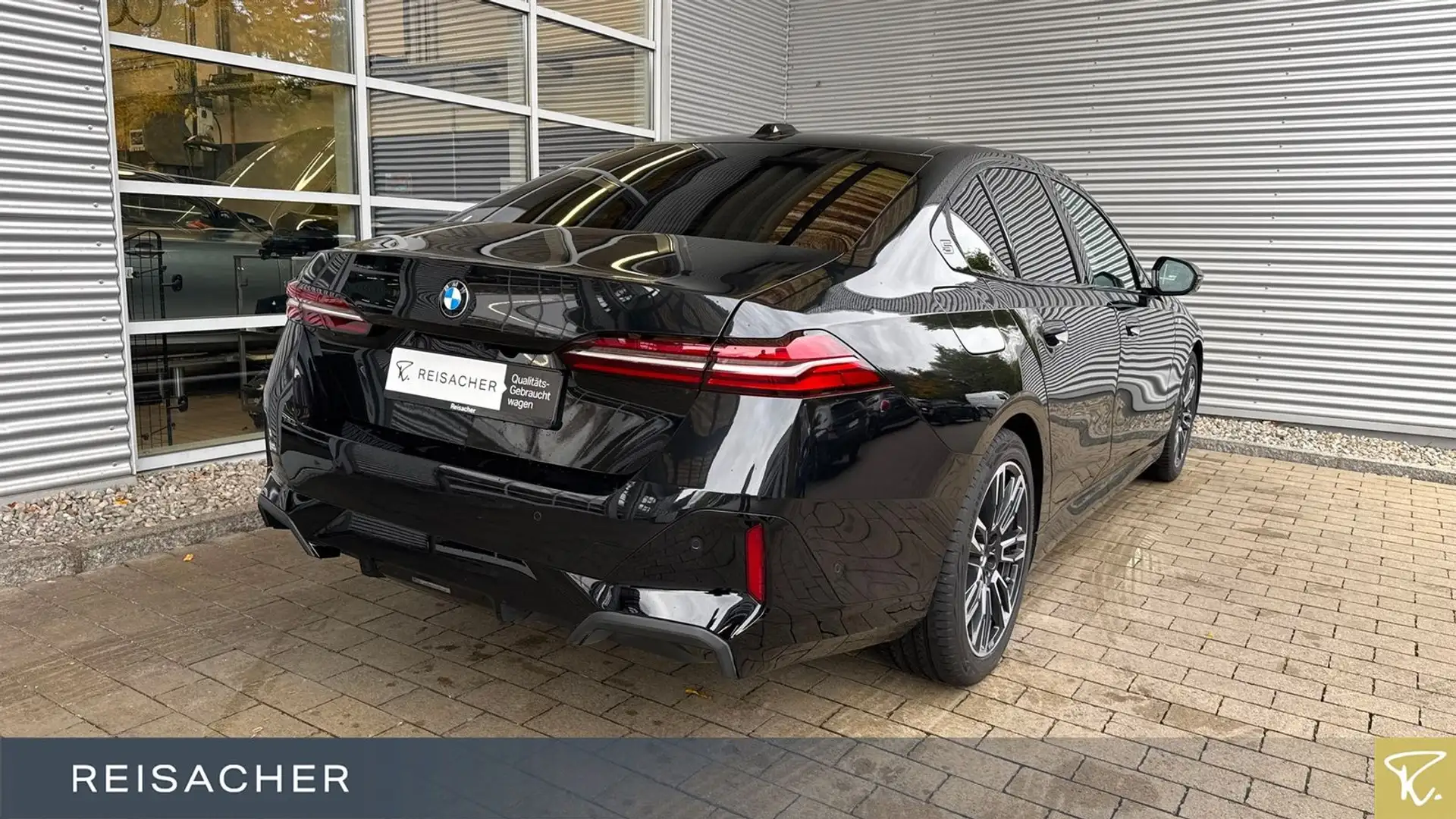 BMW 520 iA M-Sport Navi HUD 360° ACC adLED StdHzg Schwarz - 2