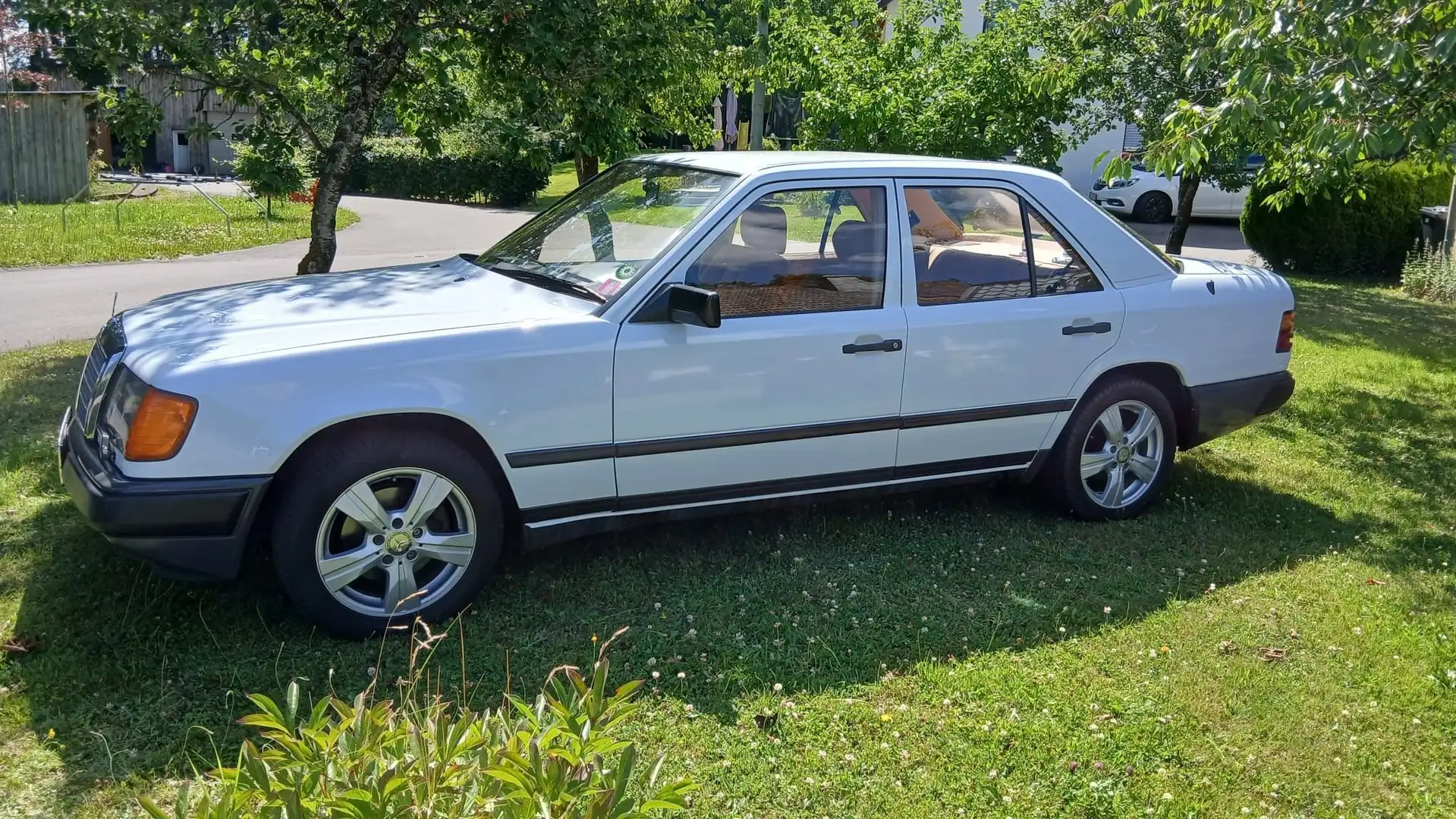 Mercedes-Benz W124 300D Білий - 1