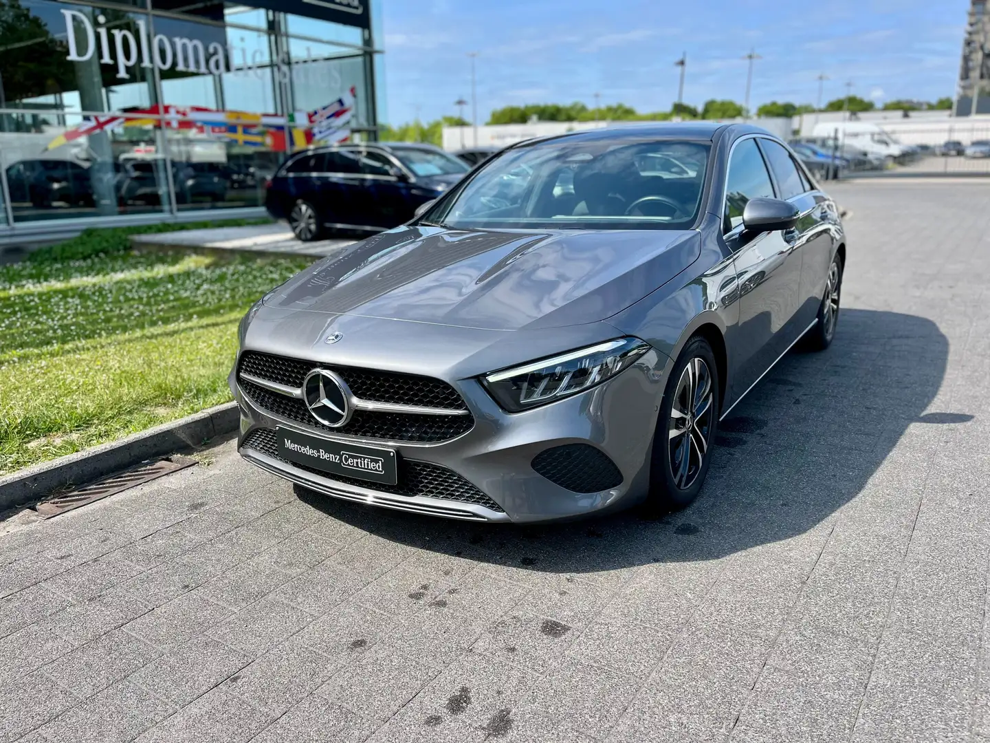 Mercedes-Benz A 180 d Sedan d Business Line Grijs - 1