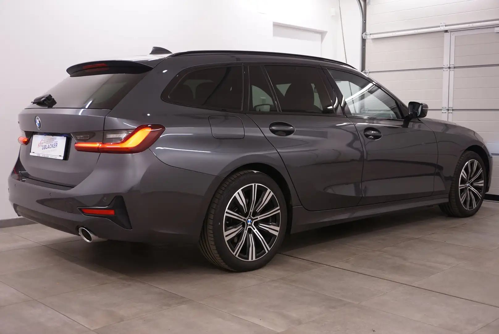 BMW 320 d xDrive Sport Line // Abstandstemp. // AHK // Grau - 2