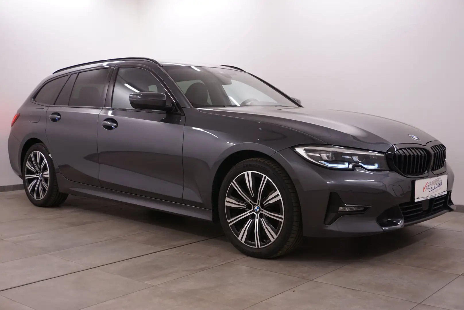 BMW 320 d xDrive Sport Line // Abstandstemp. // AHK // Grau - 1