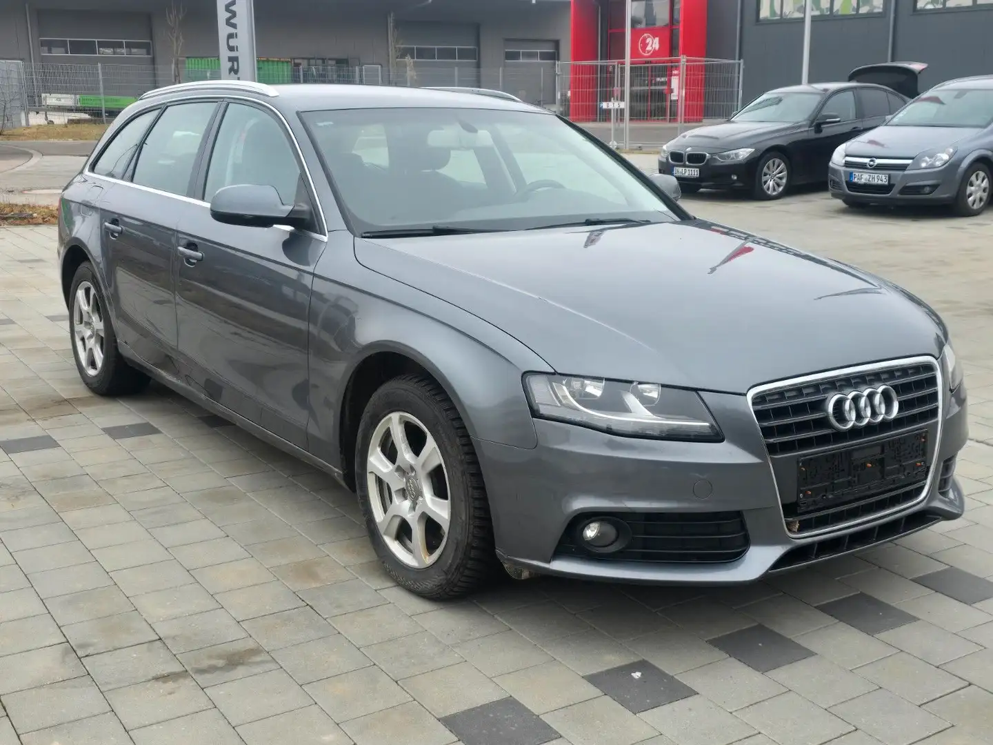 Audi A4 Avant Attraction Grau - 1