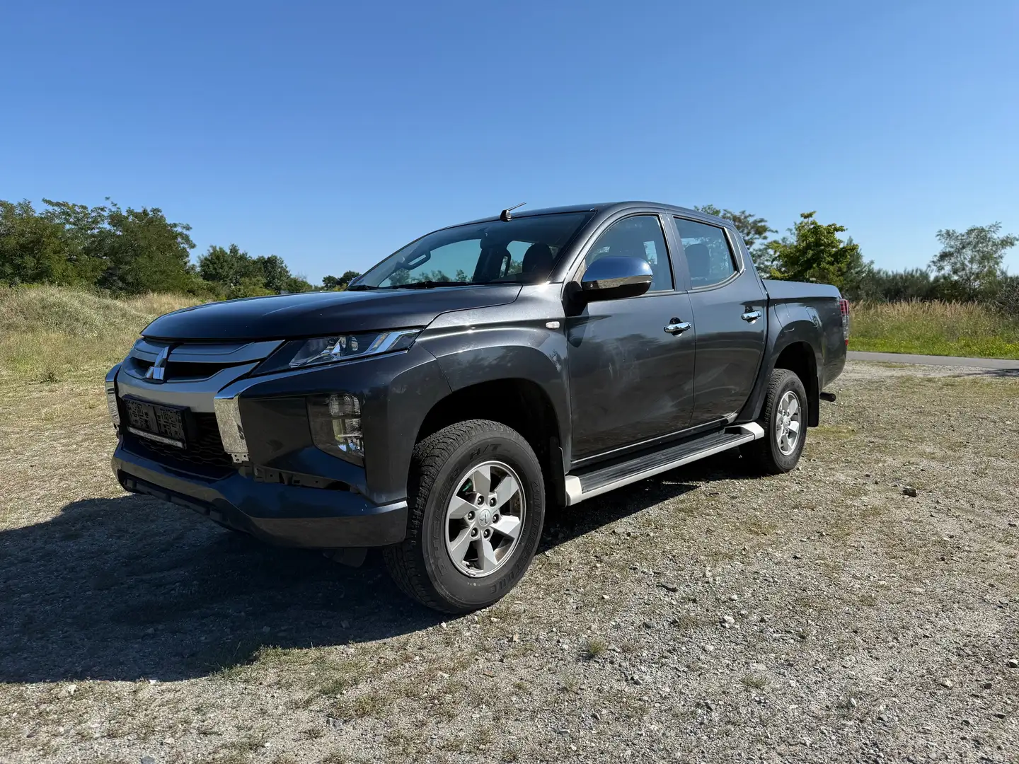 Mitsubishi L200 Basis Doppelkabine 4WD Grau - 2