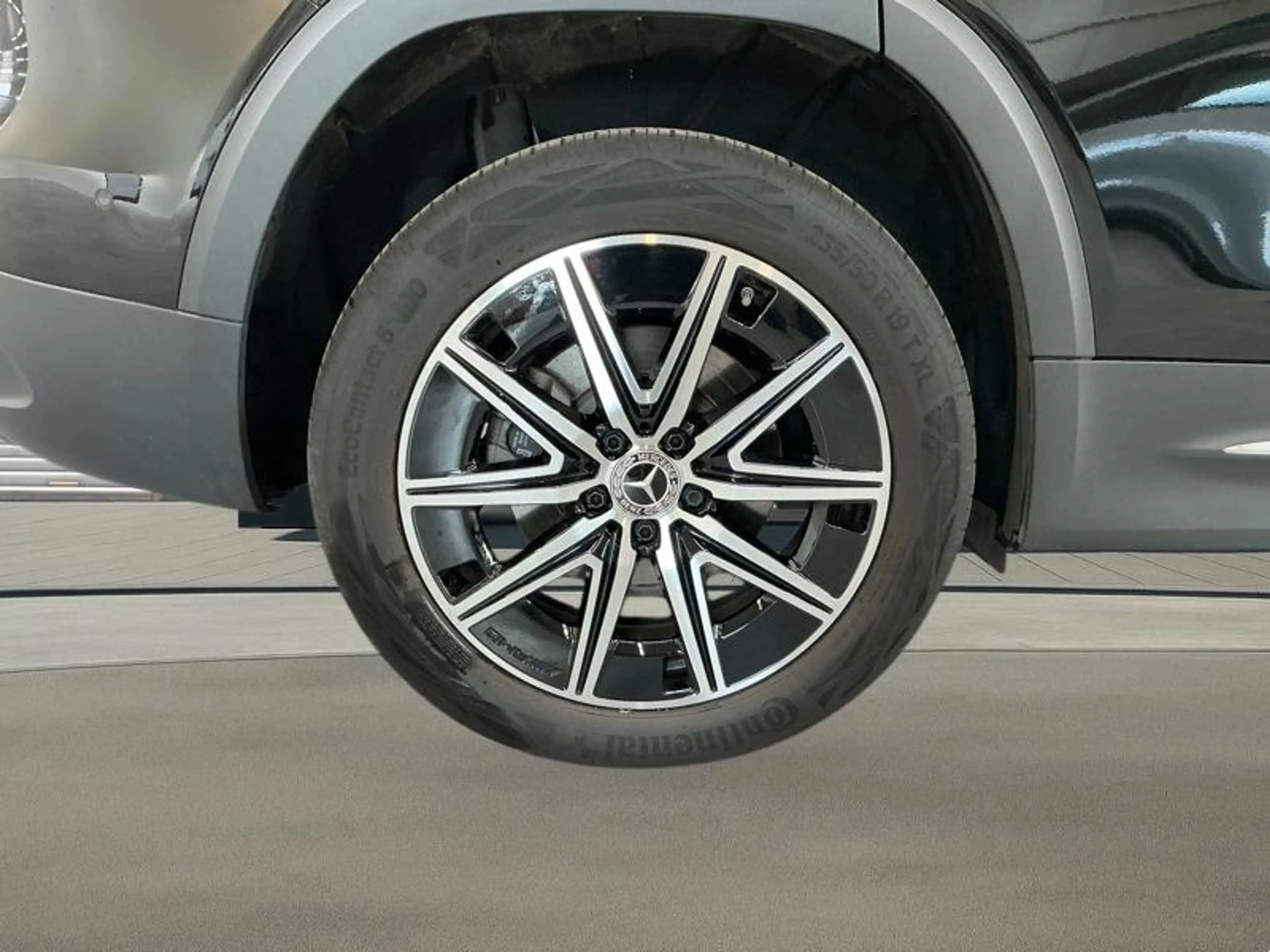 Mercedes-Benz EQB 250 + AMG Line — photo 10