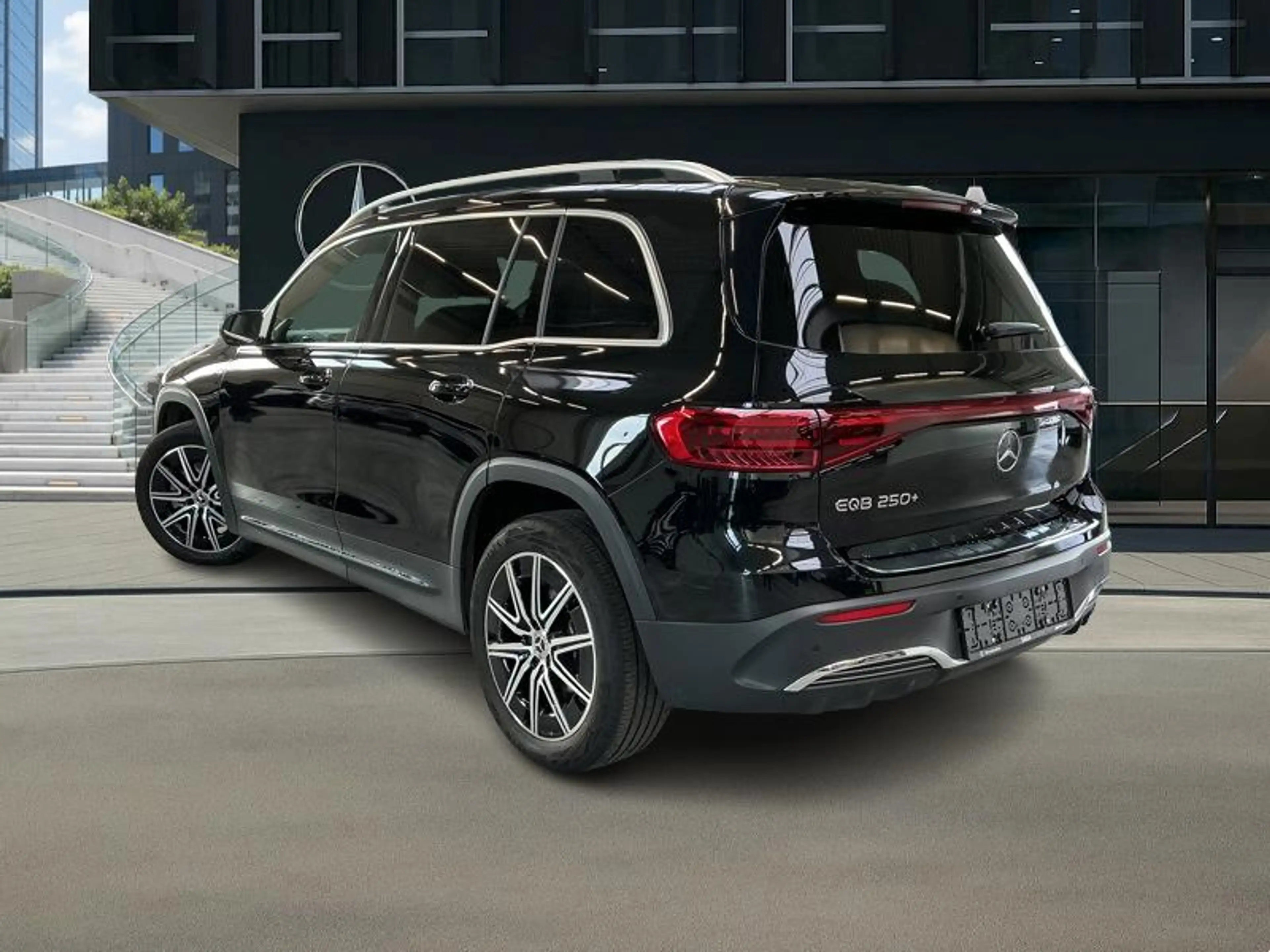 Mercedes-Benz EQB 250 + AMG Line — photo 9