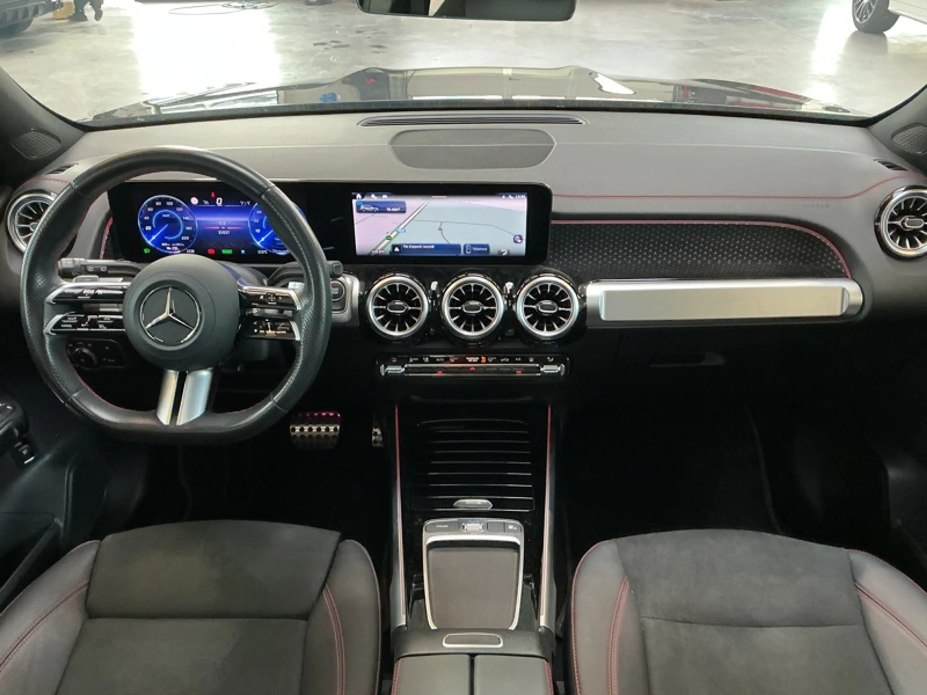 Mercedes-Benz EQB 250 + AMG Line — photo 12