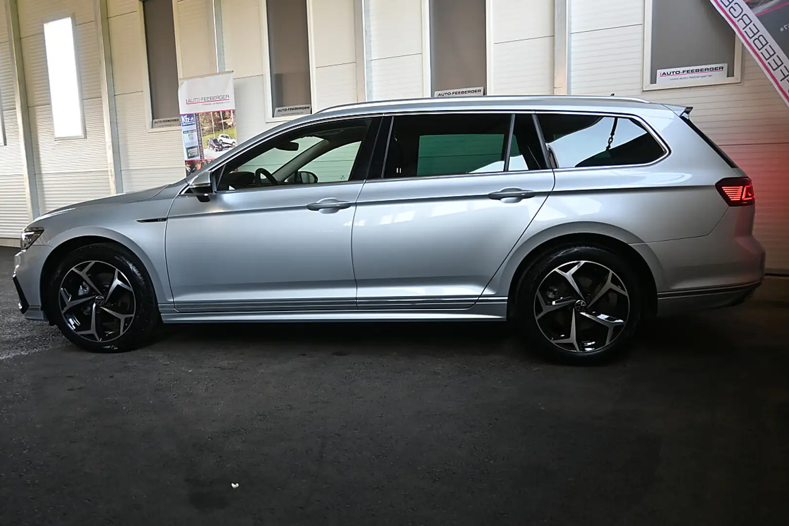 Volkswagen Passat Variant 2.0 TDI SCR Elegance DSG R-Line; PANO, ACC, R-K... Silber - 2