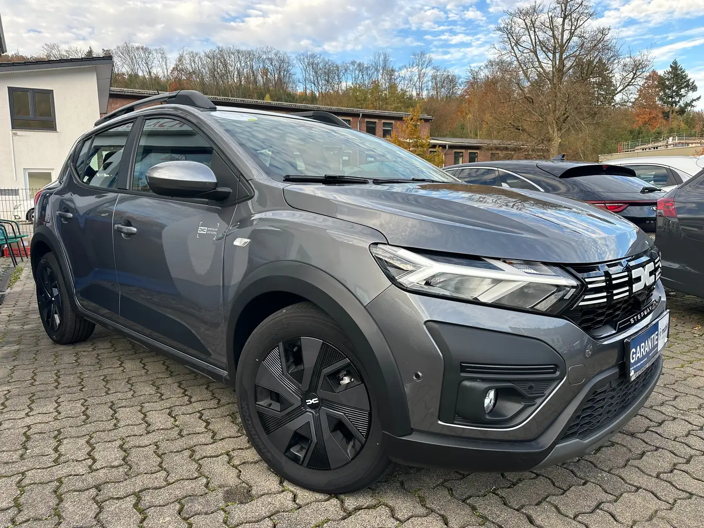 Dacia Sandero 1.0 Stepway Expression NAVI+T.WINKEL+KAMERA+SHZ Grau - 2