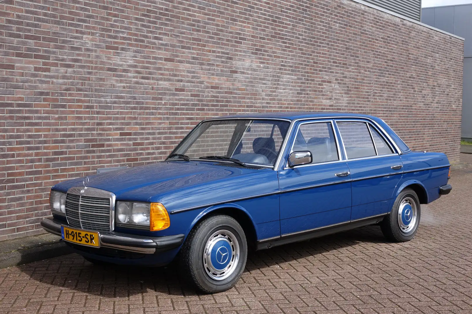 Mercedes-Benz 200 W123 in absoluut originele nieuwstaat 200 Sedan, h Blau - 1