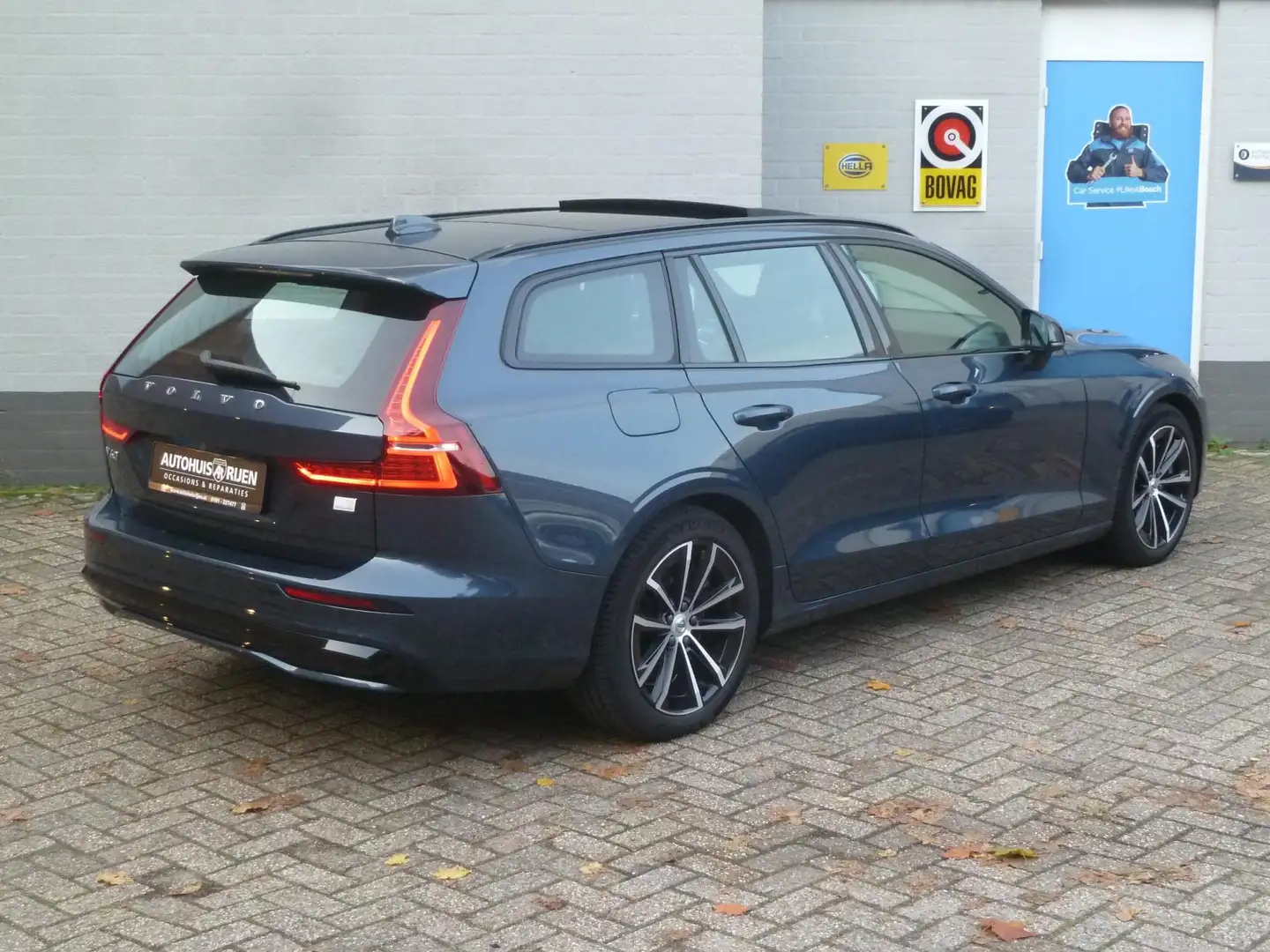 Volvo V60 2.0 T6 Plug-in hybrid AWD Plus Dark|Panodak|Pilot- Blauw - 2