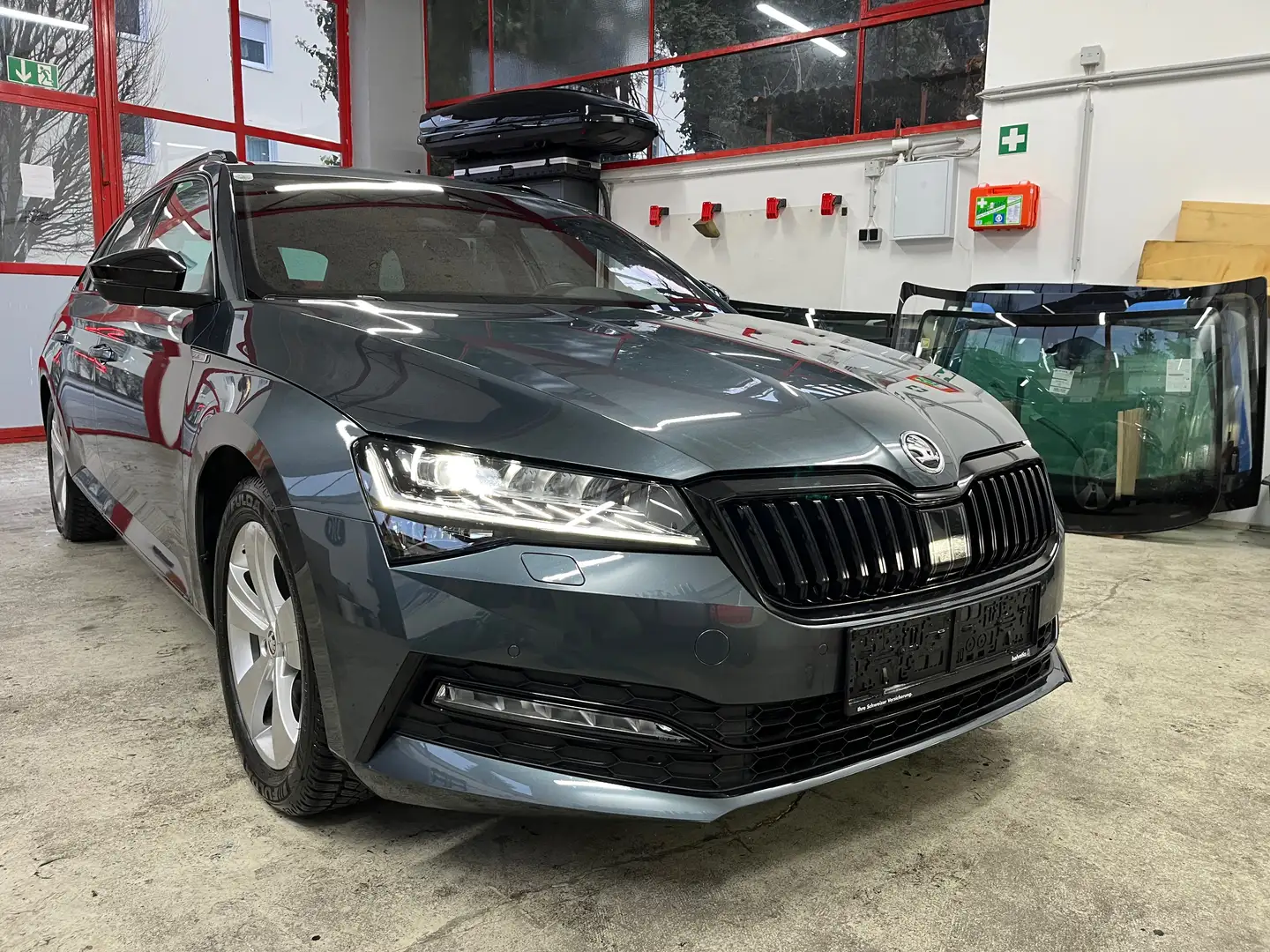 Skoda Superb Sportline Grau - 2