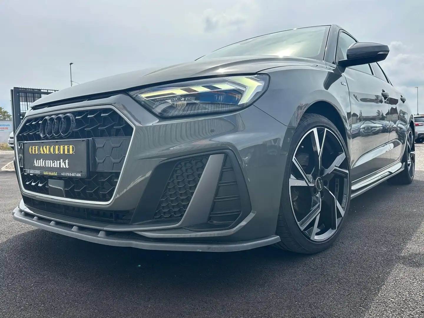 Audi A1 SB 30 TFSI S-line S-tronic **Digitaltacho*Led** Grau - 2