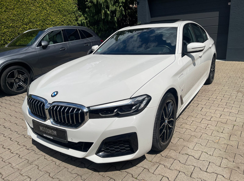 BMW 545 e xDrive M Sport FACELIFT GLASDACH SHADOW — photo 4